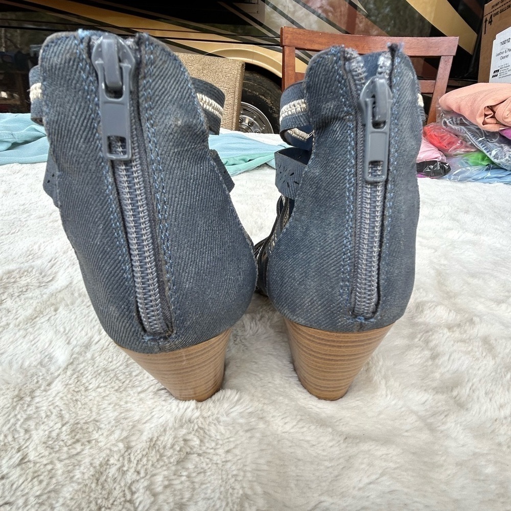 City classified. Sandals. Heels. Back zipper. Size 6. - Picture 6 of 8